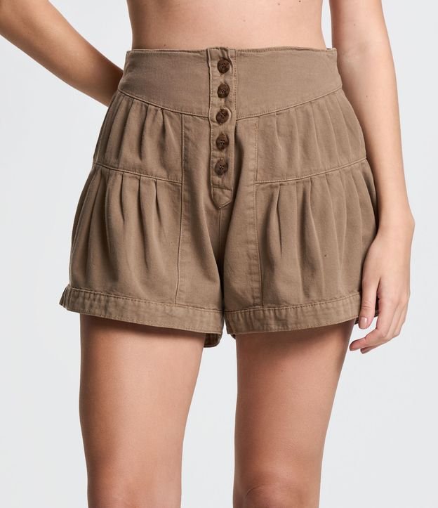 Short em Sarja Leve com Detalhes de Pregas e Abotoamento Frontal