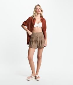 Short em Sarja Leve com Detalhes de Pregas e Abotoamento Frontal