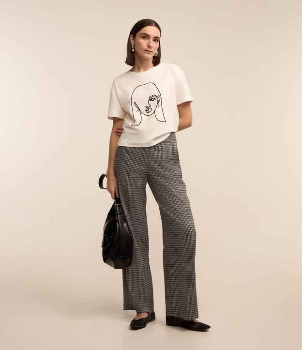 Camiseta em Algodão com Estampa Mulher de Brinco