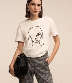 Camiseta em Algodão com Estampa Mulher de Brinco