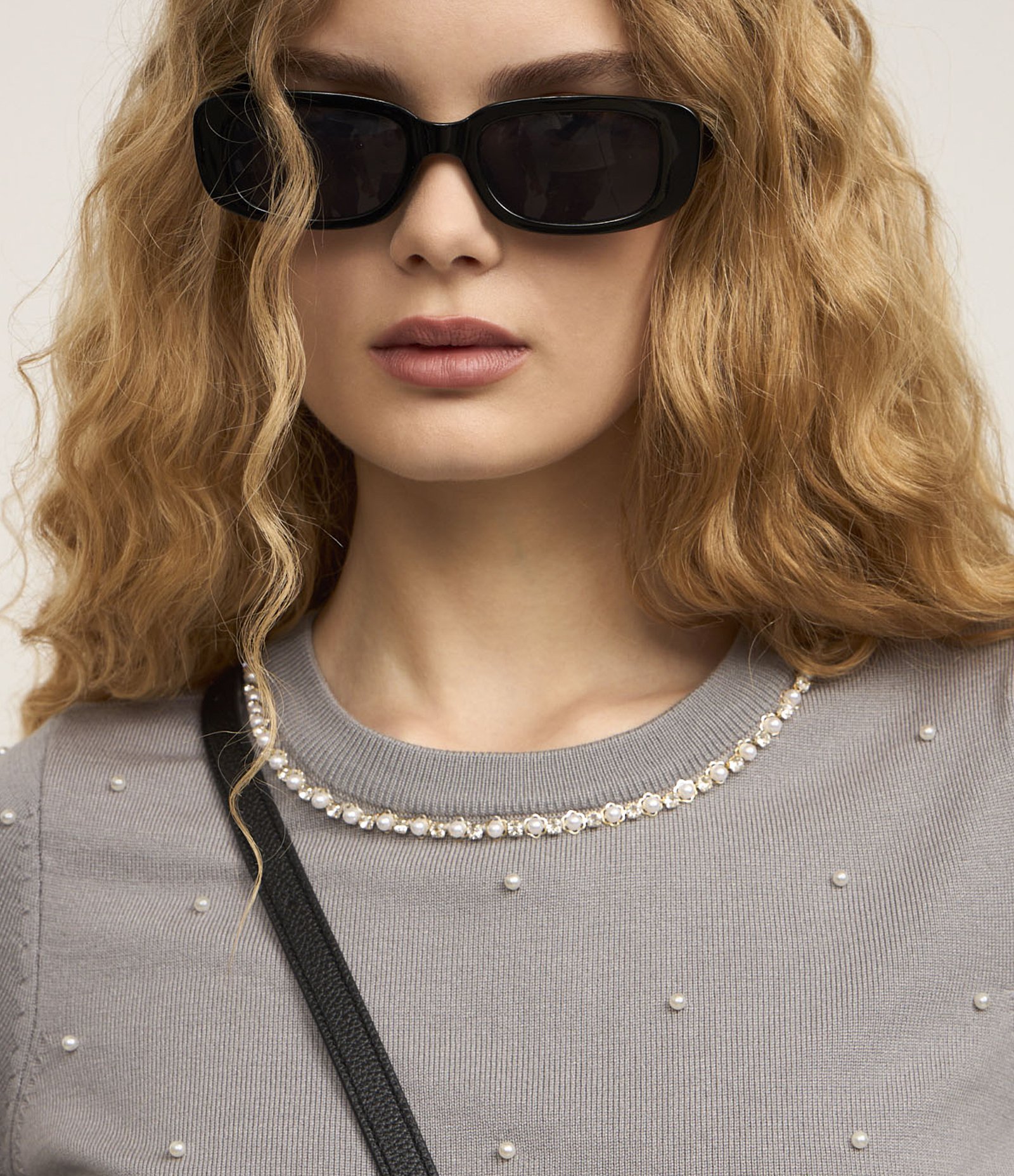 Blusa em Tricô com Aplicação de Pérolas e Strass Cinza 3