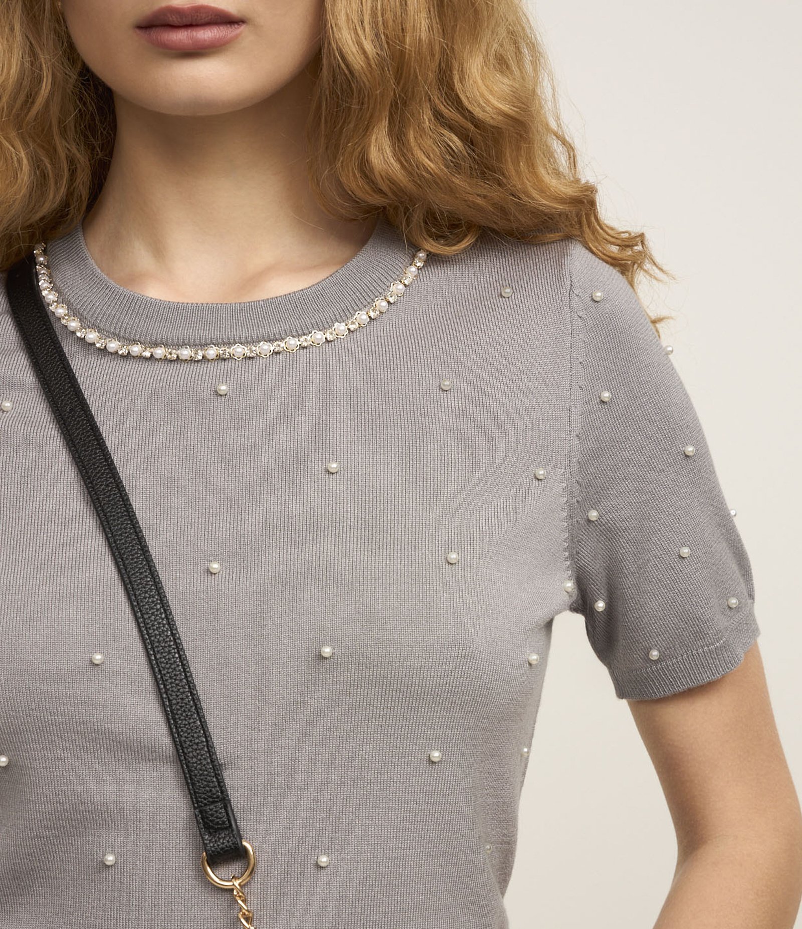 Blusa em Tricô com Aplicação de Pérolas e Strass Cinza 4