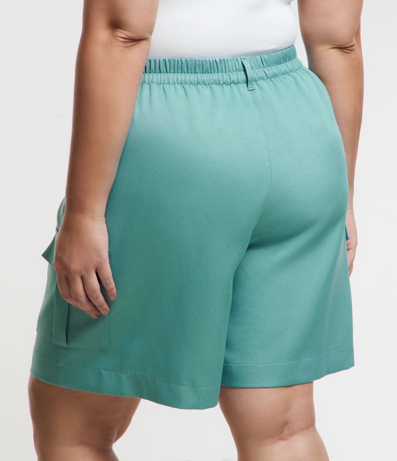 Bermuda Alfaiataria com Bolso Cargo Curve & Plus Size Verde 3
