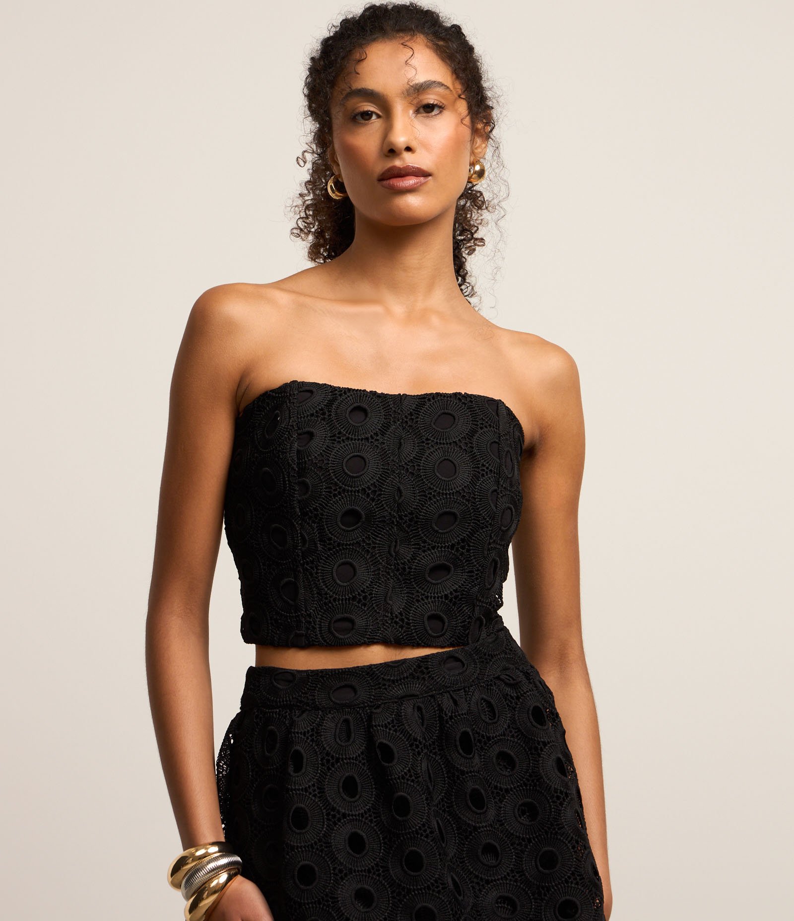 Blusa Cropped em Guipure Tomara que Caia com Textura Preto 1