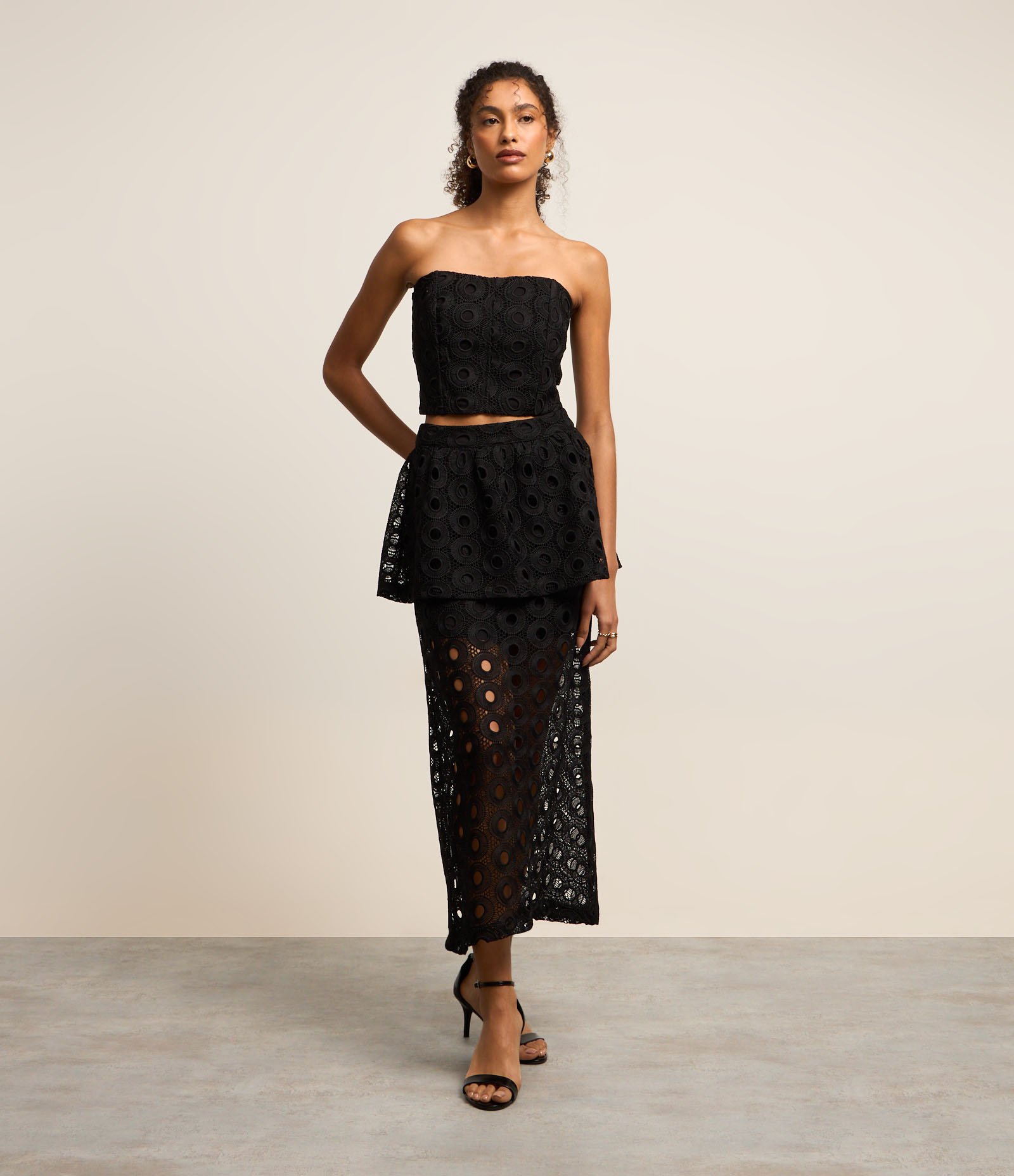 Blusa Cropped em Guipure Tomara que Caia com Textura Preto 2