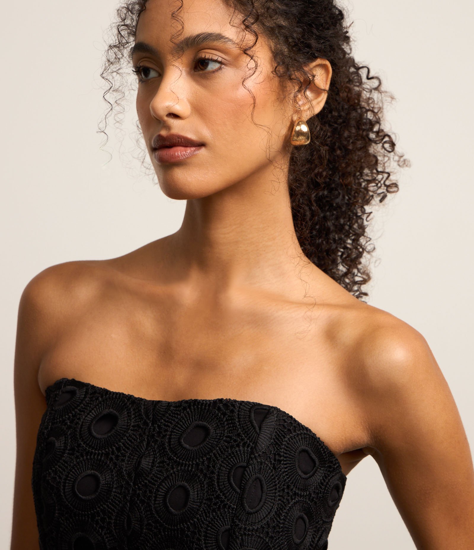Blusa Cropped em Guipure Tomara que Caia com Textura Preto 3