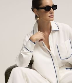 Camisa Em Viscose Com Bolso Frontal E Detalhes Contrastantes