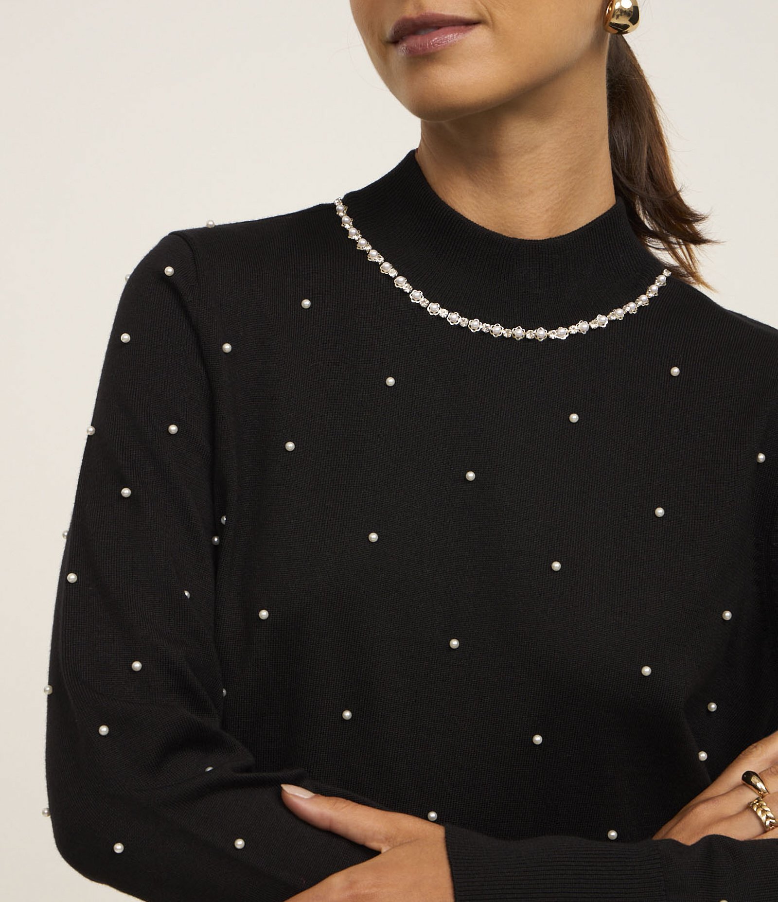 Suéter em Tricô com Gola Alta e Aplicação de Pérolas e Strass Preto 3