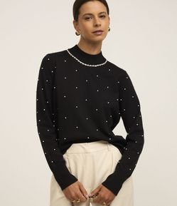 Suéter em Tricô com Gola Alta e Aplicação de Pérolas e Strass