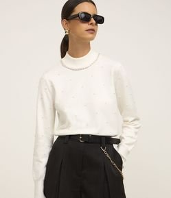 Suéter em Tricô com Gola Alta e Aplicação de Pérolas e Strass