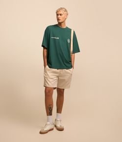 Bermuda Regular em Sarja Texturizada com Cós Elástico e Bolsos Laterais