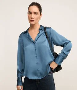 Camisa Acetinada com Caimento Leve e Manga Longa