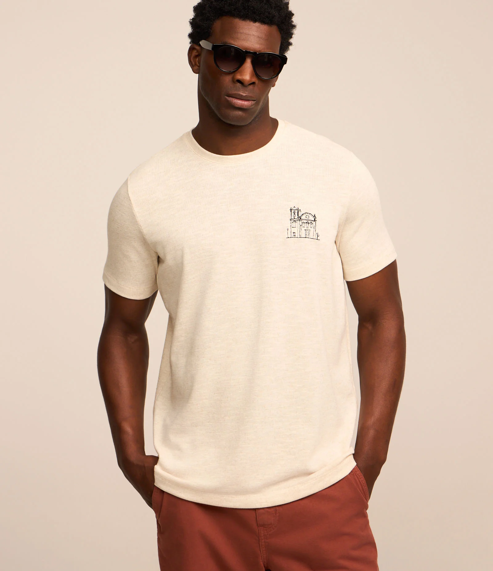 Camiseta com Estampa Cidade Histórica Frente e Costas Bege 1