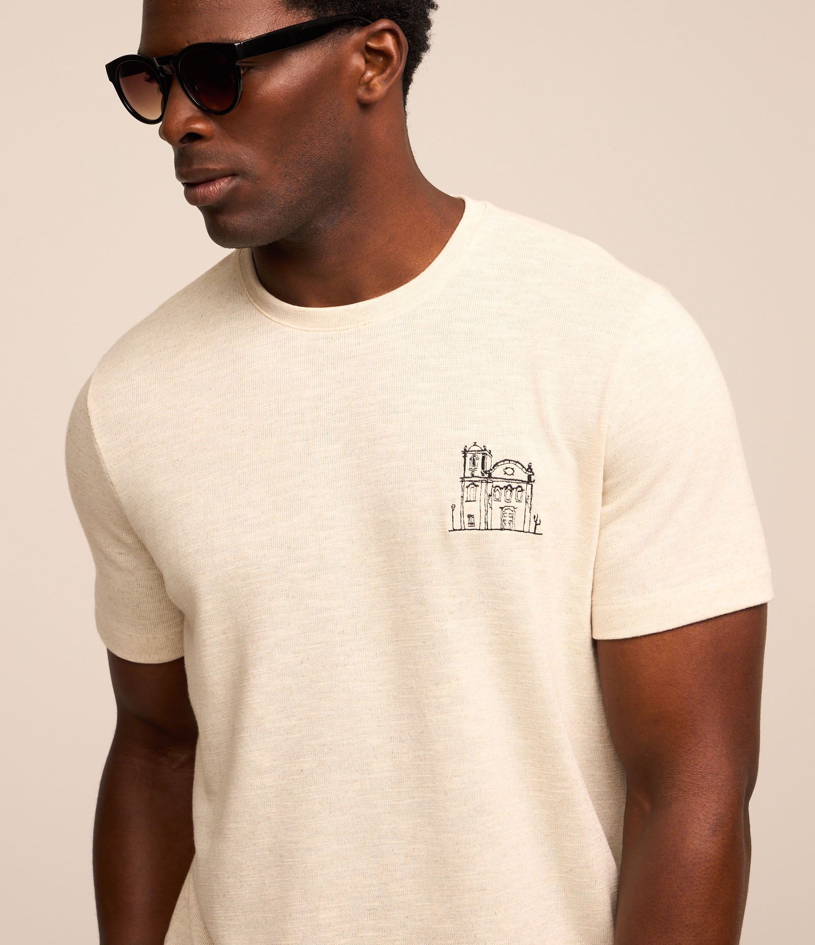 Camiseta com Estampa Cidade Histórica Frente e Costas Bege 3