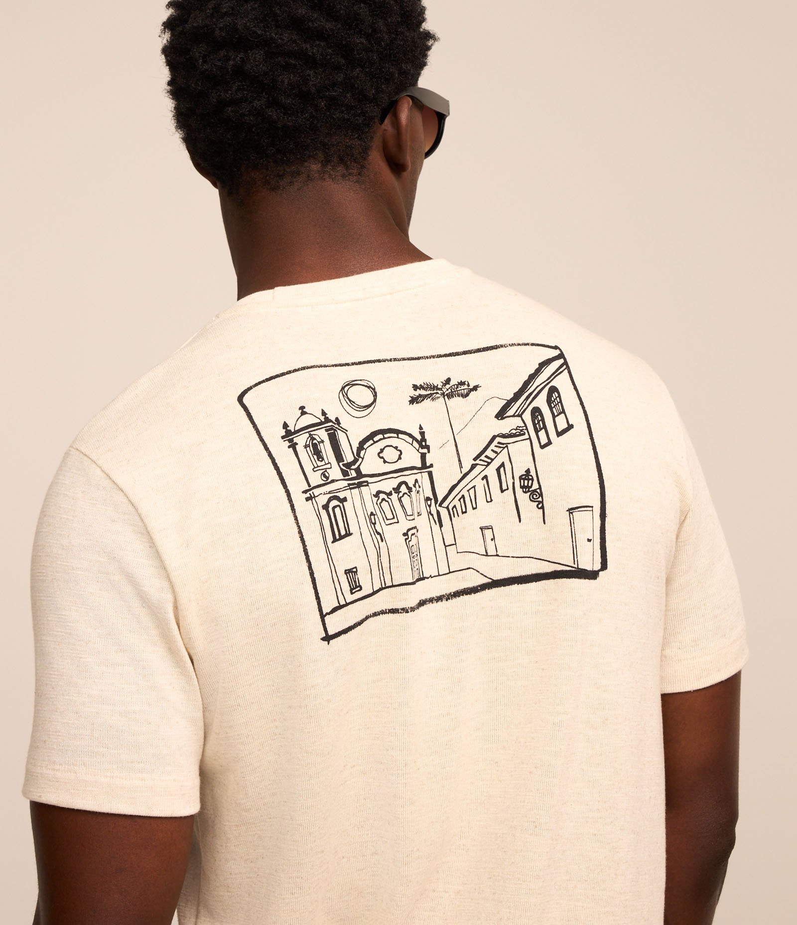 Camiseta com Estampa Cidade Histórica Frente e Costas Bege 4