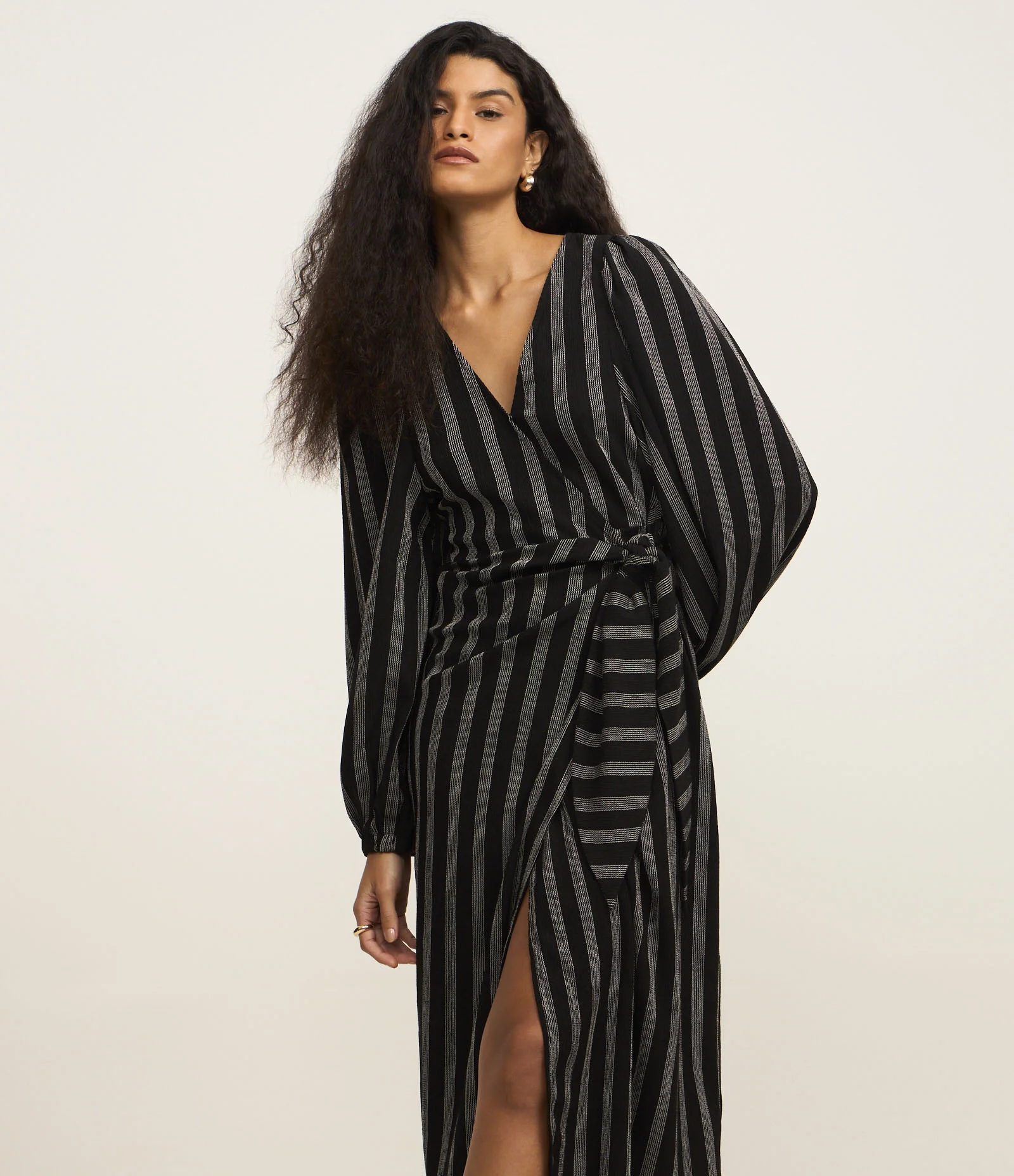 Vestido Midi com Manga Bufante Estampa Listrada e Amarração na Cintura Preto 1