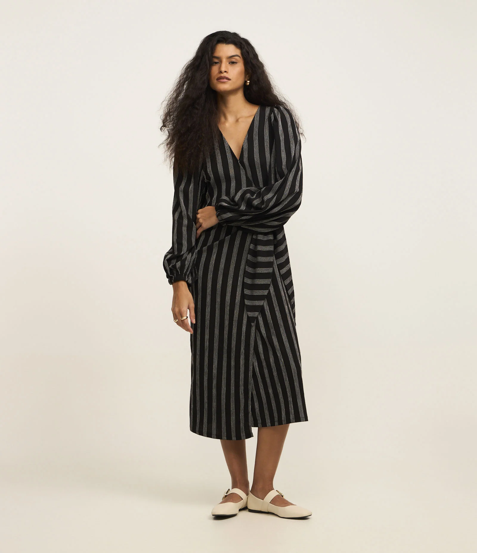 Vestido Midi com Manga Bufante Estampa Listrada e Amarração na Cintura Preto 2