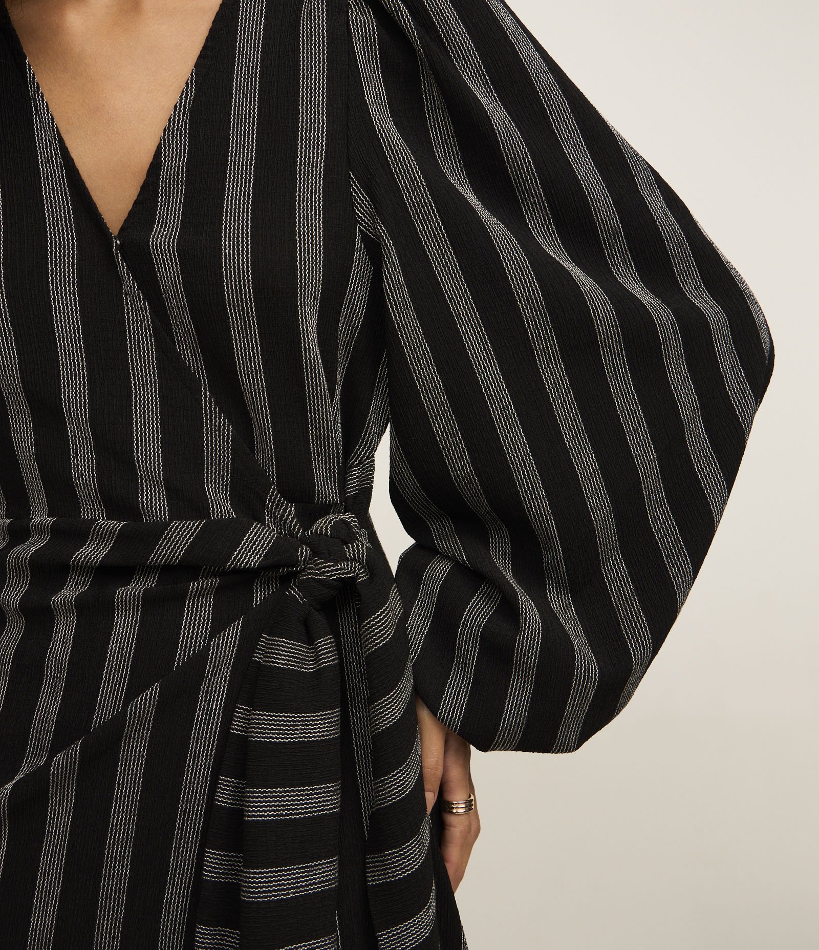 Vestido Midi com Manga Bufante Estampa Listrada e Amarração na Cintura Preto 3