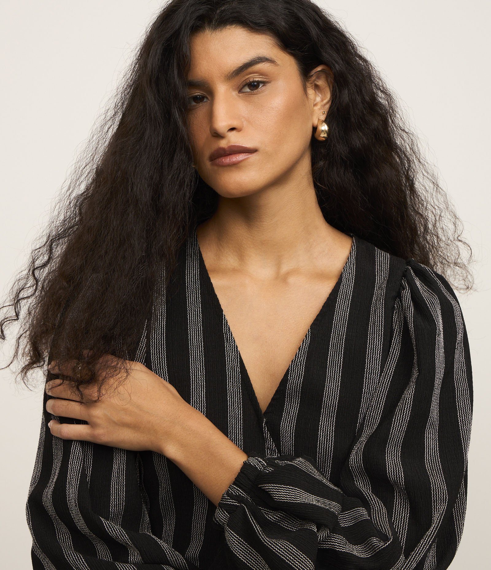 Vestido Midi com Manga Bufante Estampa Listrada e Amarração na Cintura Preto 4