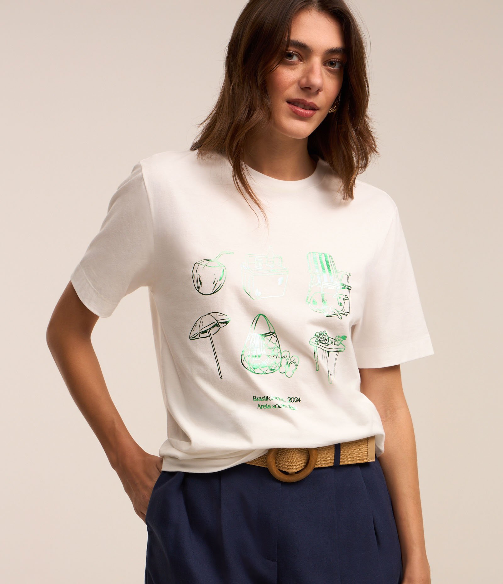 Camiseta em Algodão com Estampa Brasilidades em Foil Branco Neve 2