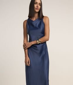 Vestido Midi Acetinado com Decote Degagê