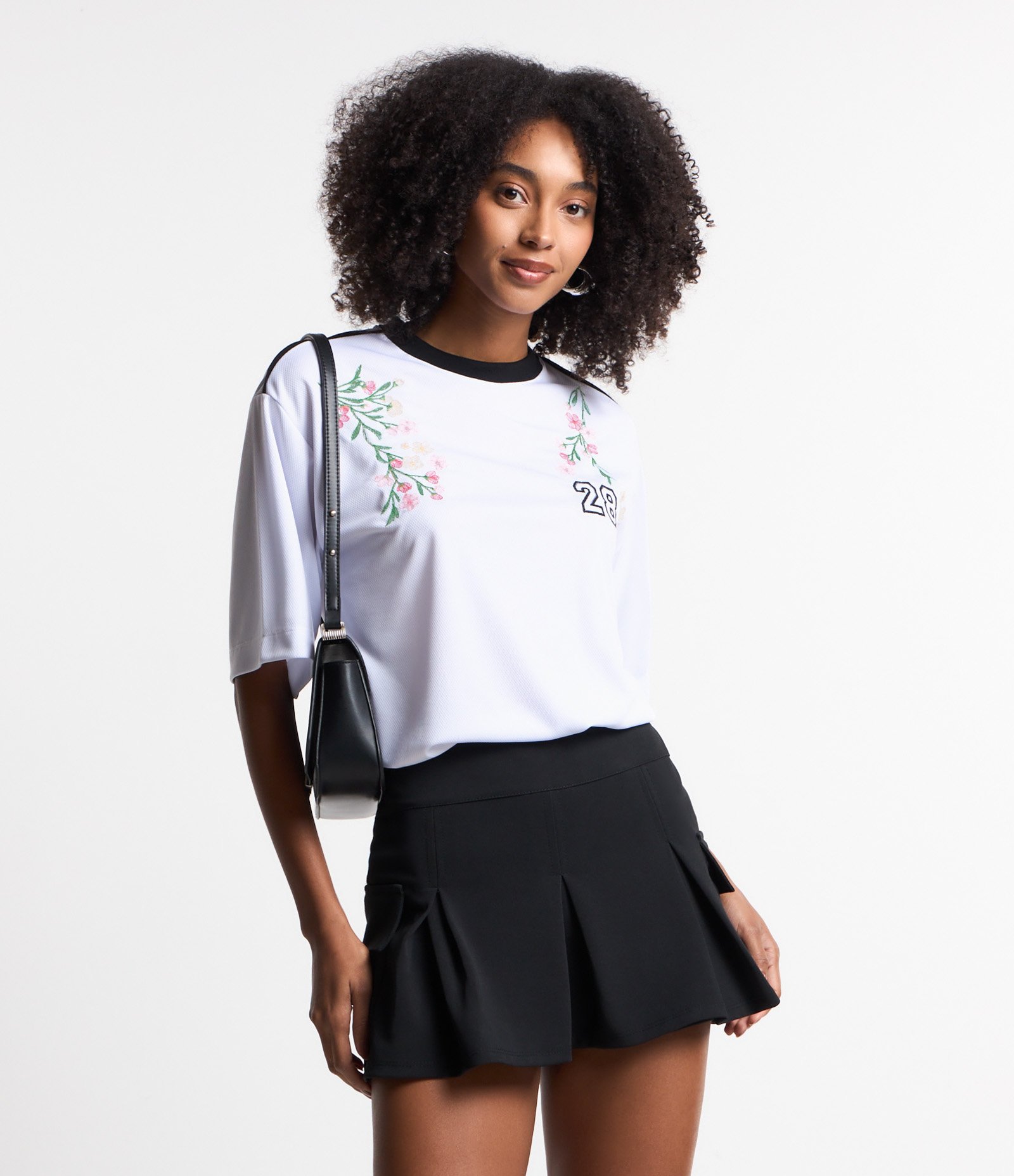 Blusa Esportiva em Tecnologia Dry com Bordado Floral e Numérico Branco 1