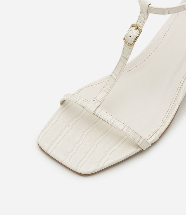 Sandália em PU com Textura Croco e Tiras Finas