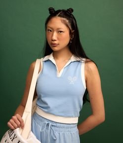 Regata em Moletinho com Gola Polo e Bordado de Raquetes