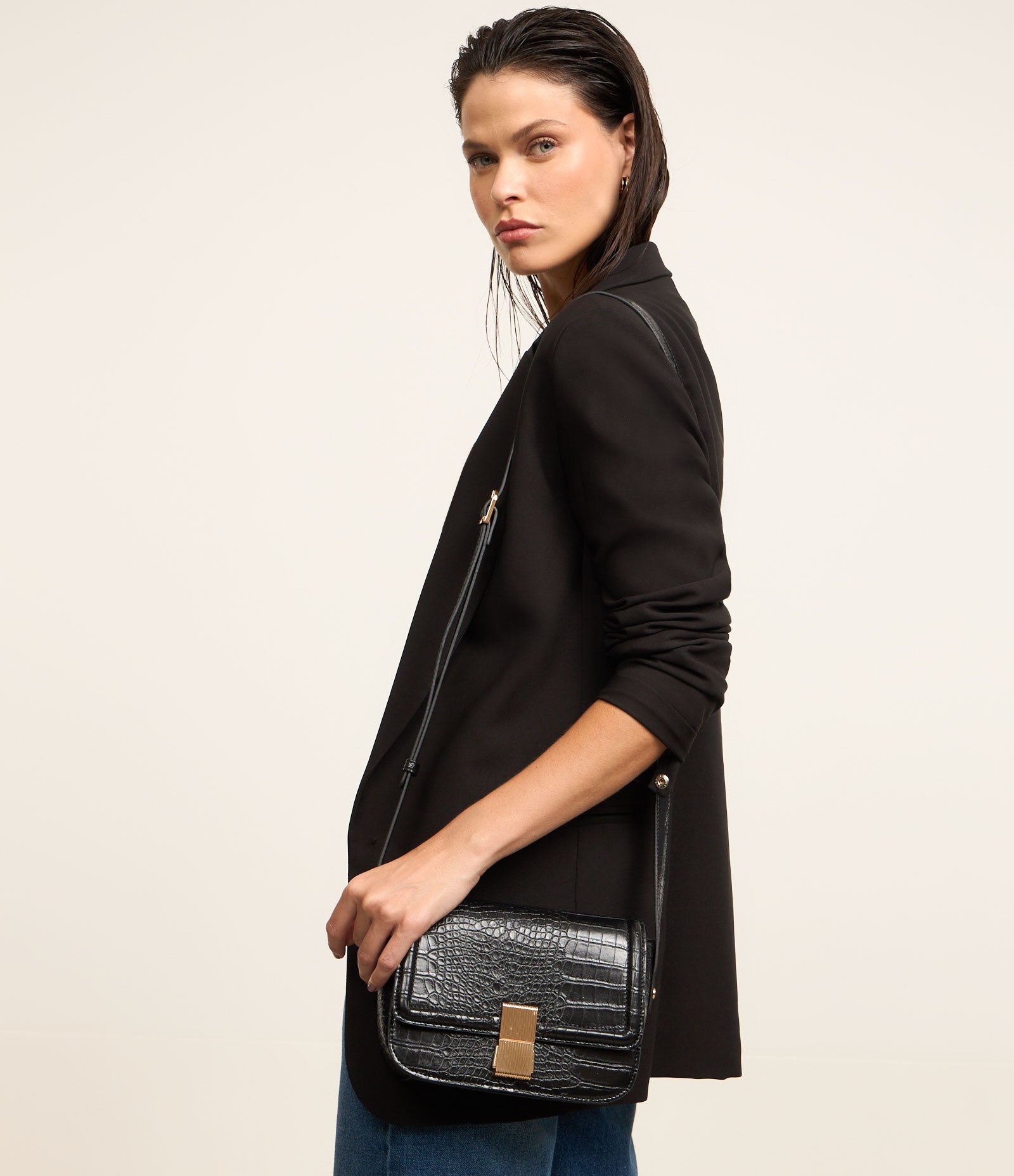 Bolsa Transversal Média em PU com Estampa Croco e Locker Metalizado Preto 8