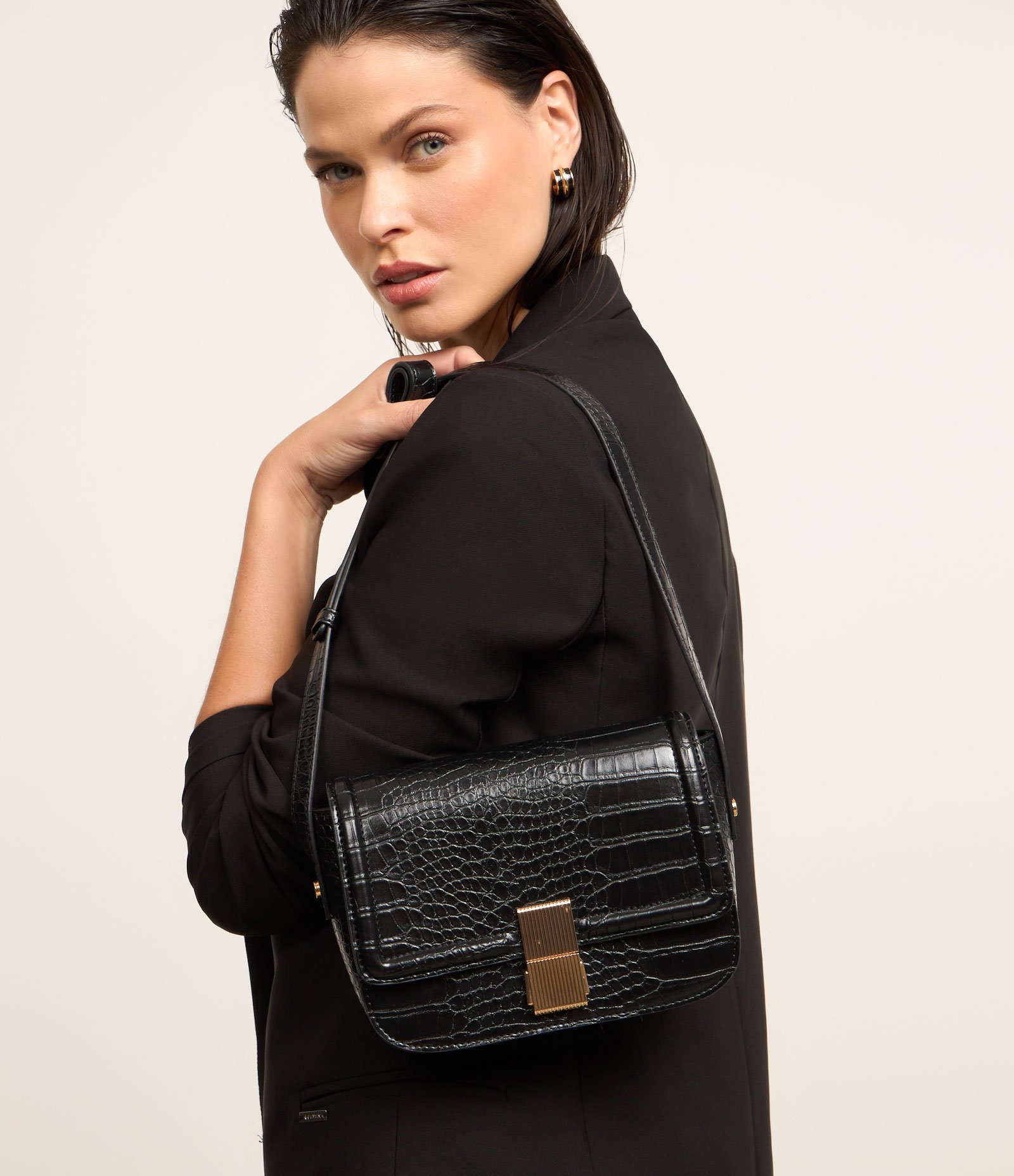 Bolsa Transversal Média em PU com Estampa Croco e Locker Metalizado Preto 1