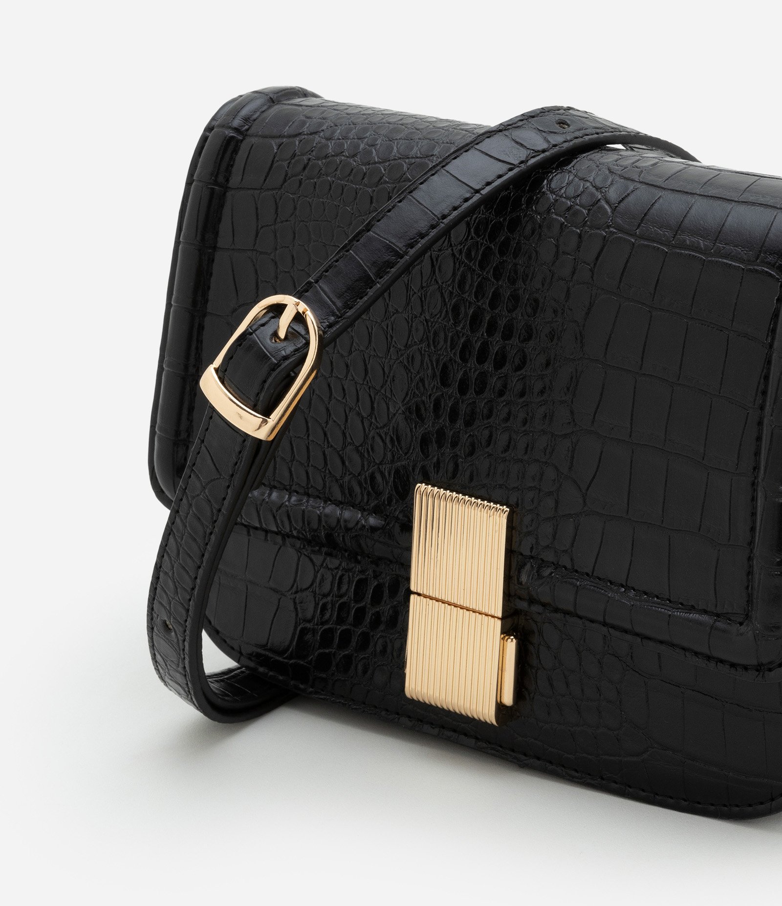 Bolsa Transversal Média em PU com Estampa Croco e Locker Metalizado Preto 7