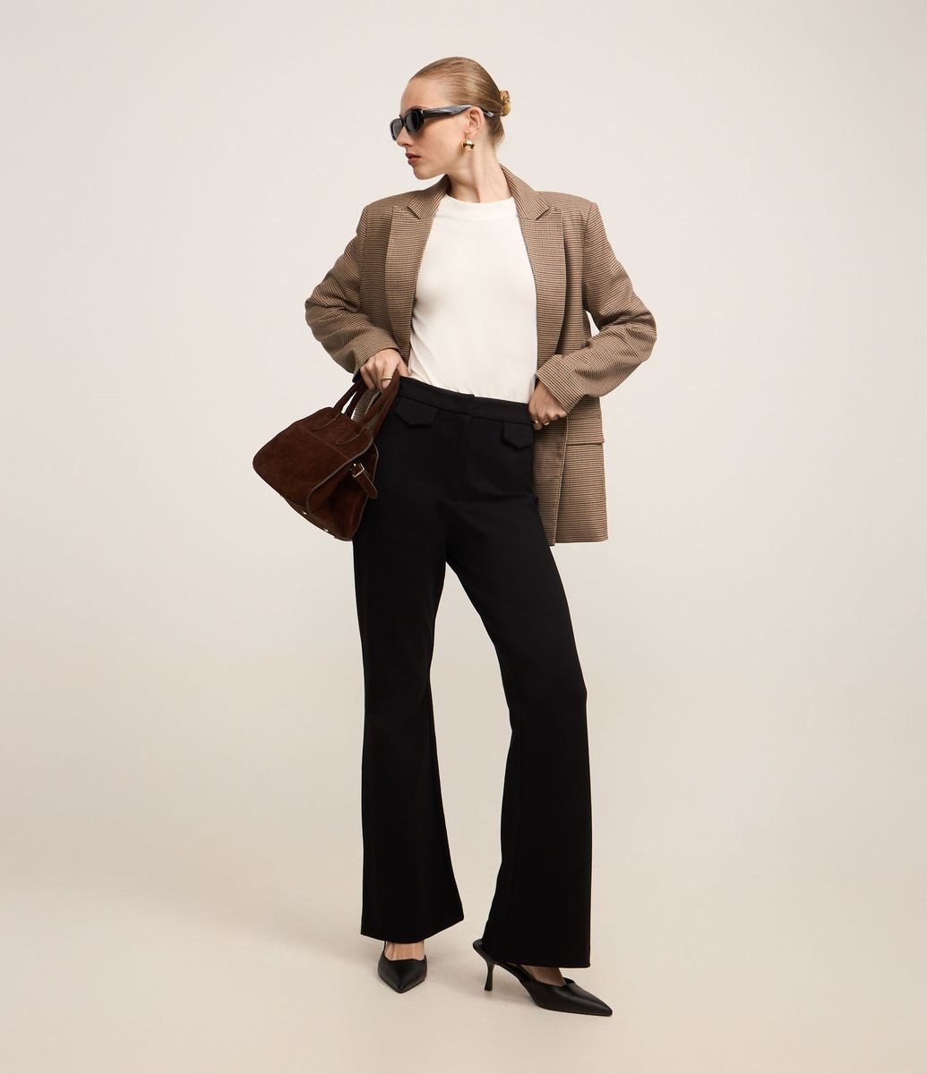 Calça Flare em Ponto Roma com Bolsinhos de Lapela Preto