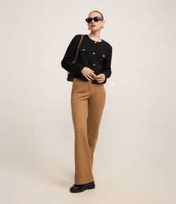 Calça Flare em Ponto Roma com Bolsinhos de Lapela
