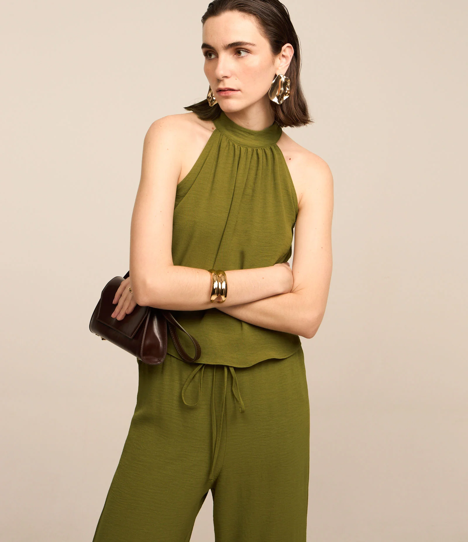 Blusa em Crepe com Gola Halter e Amarração nas Costas Verde 1