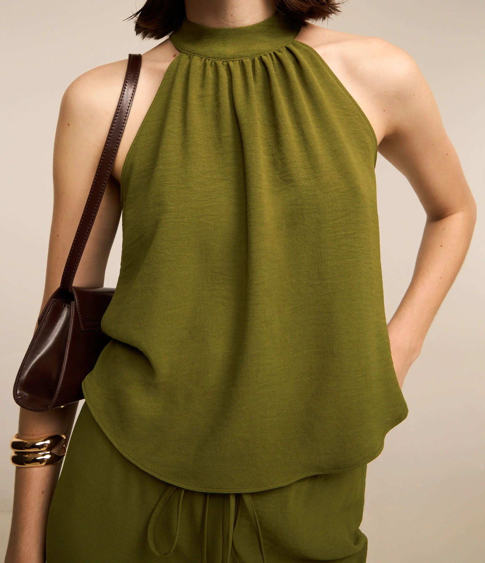 Blusa em Crepe com Gola Halter e Amarração nas Costas Verde 2