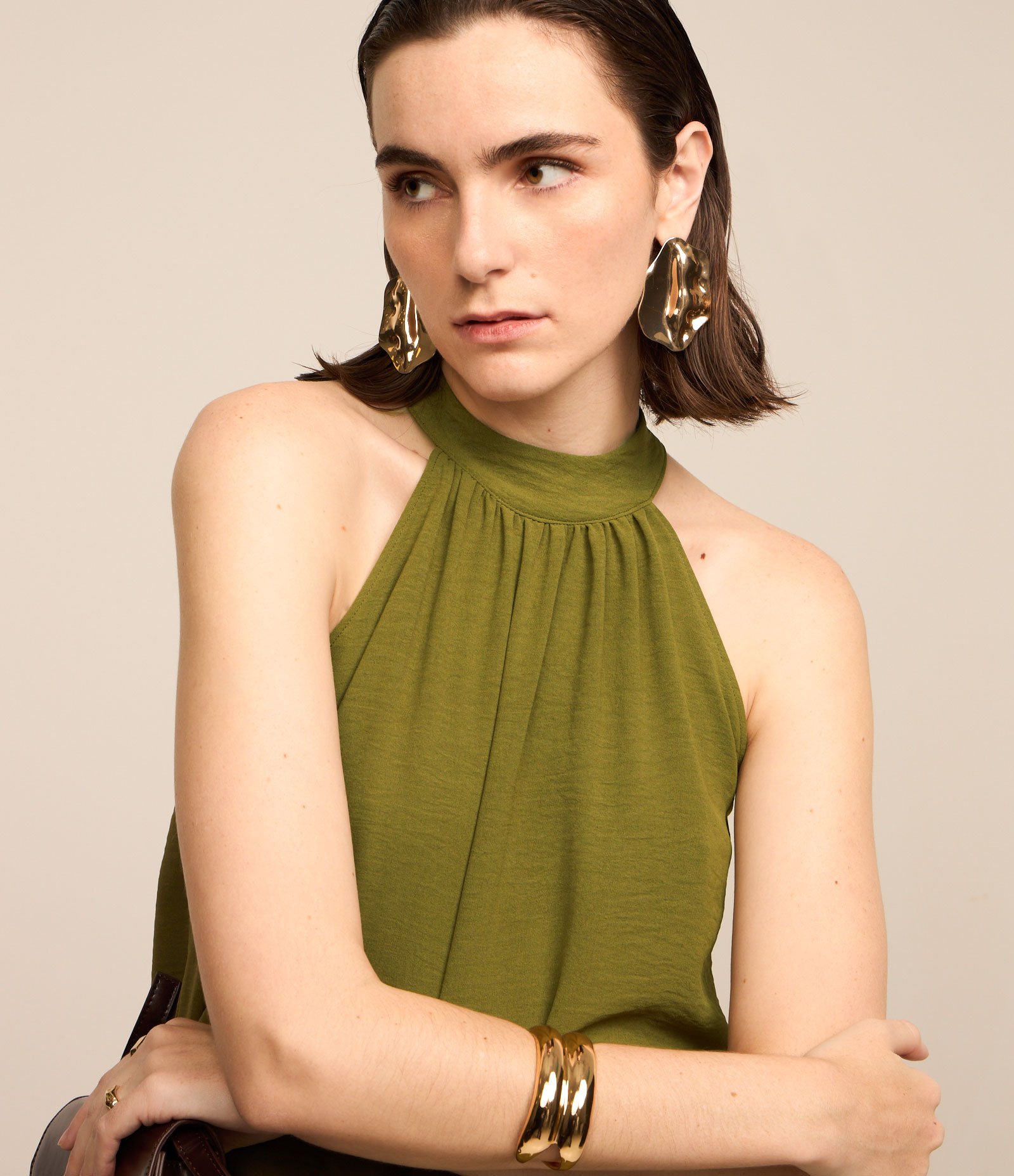 Blusa em Crepe com Gola Halter e Amarração nas Costas Verde 4
