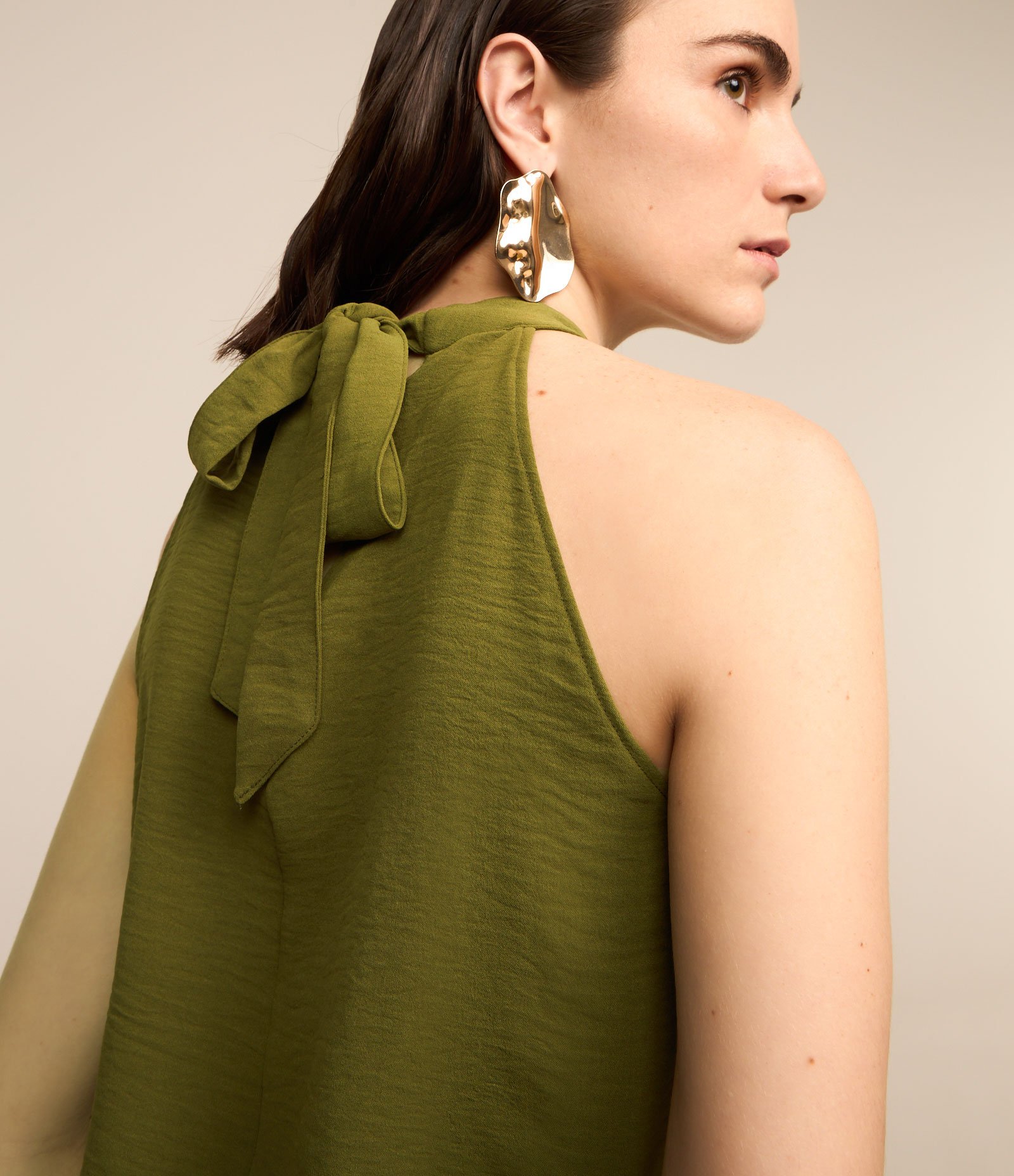 Blusa em Crepe com Gola Halter e Amarração nas Costas Verde 5