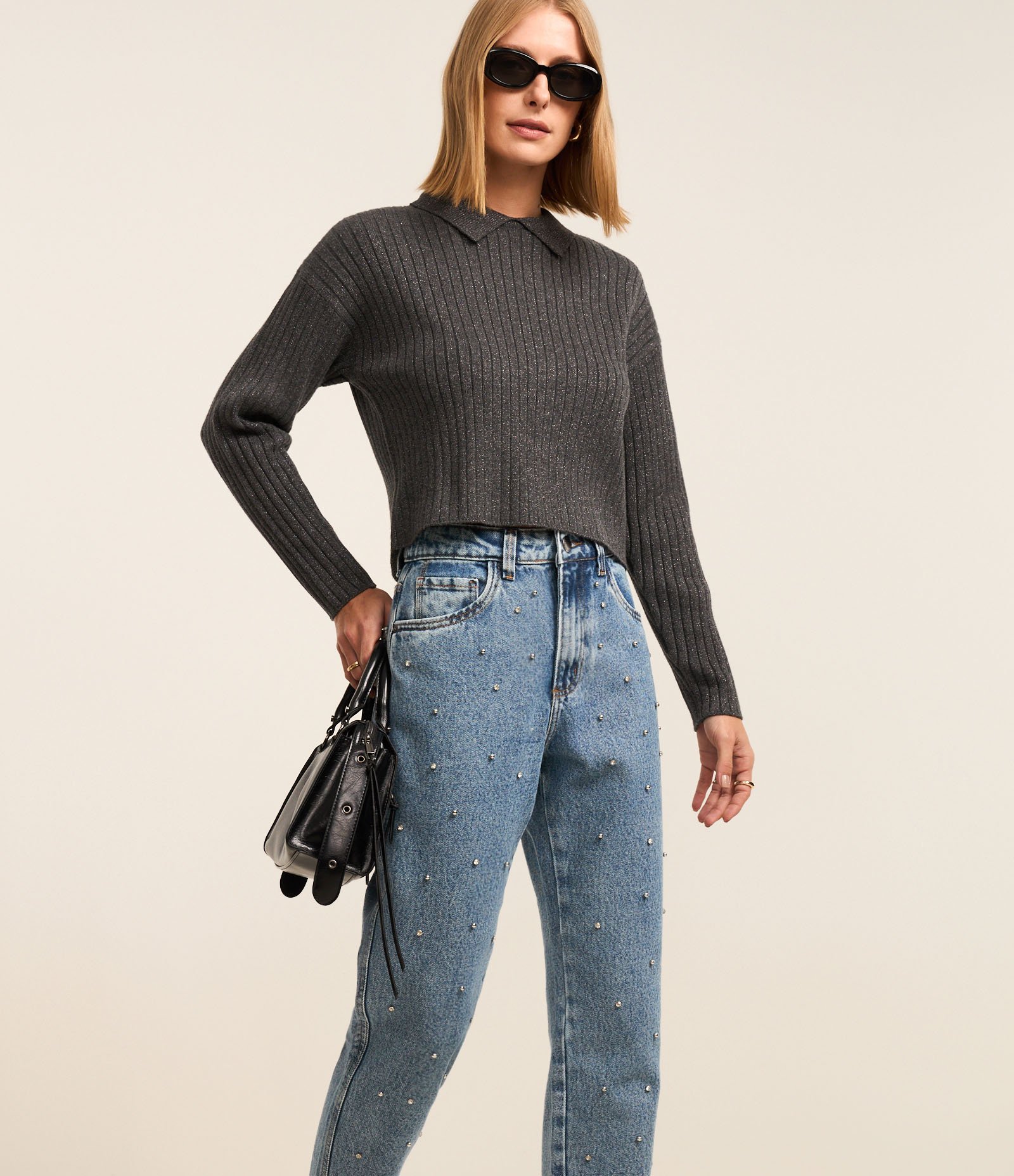 Calça Mom Comfort em Jeans com Brilhos Bordados Azul 2