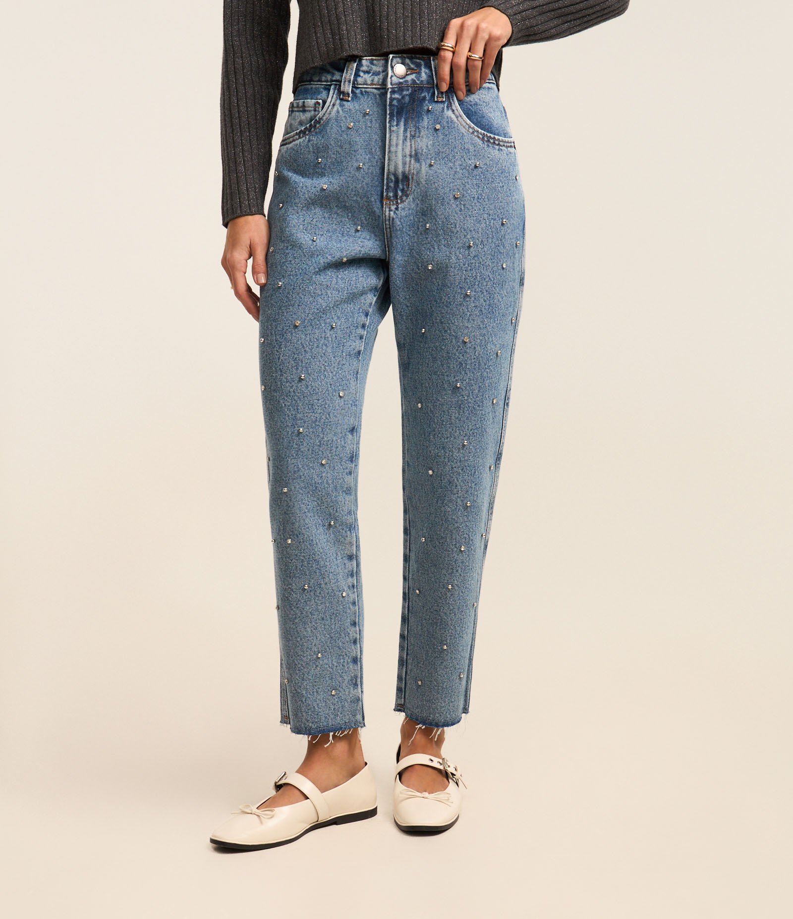 Calça Mom Comfort em Jeans com Brilhos Bordados Azul 3