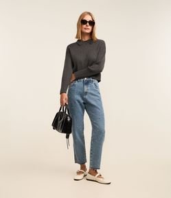 Calça Mom Comfort em Jeans com Brilhos Bordados