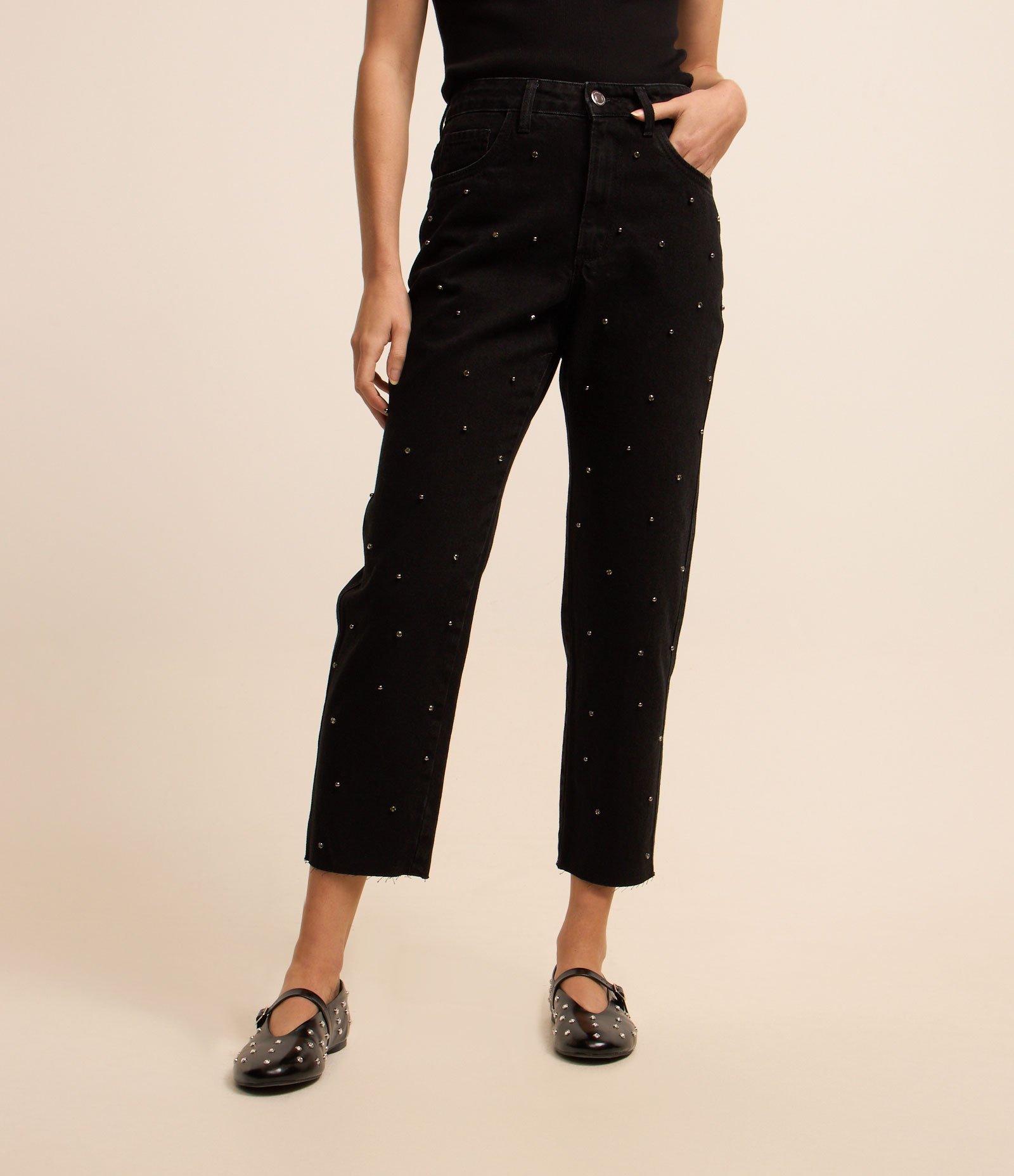 Calça Mom Comfort com Brilhos Bordados Preto 2