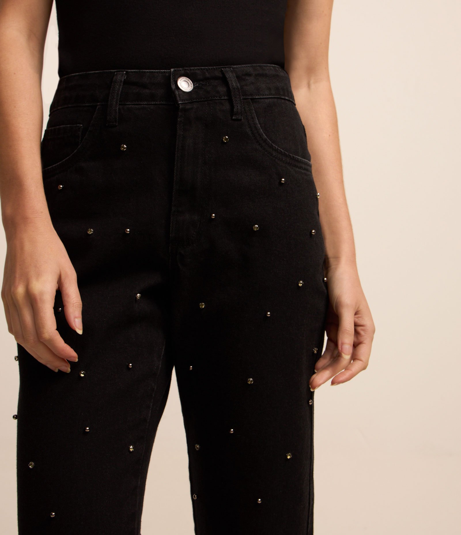 Calça Mom Comfort com Brilhos Bordados Preto 3