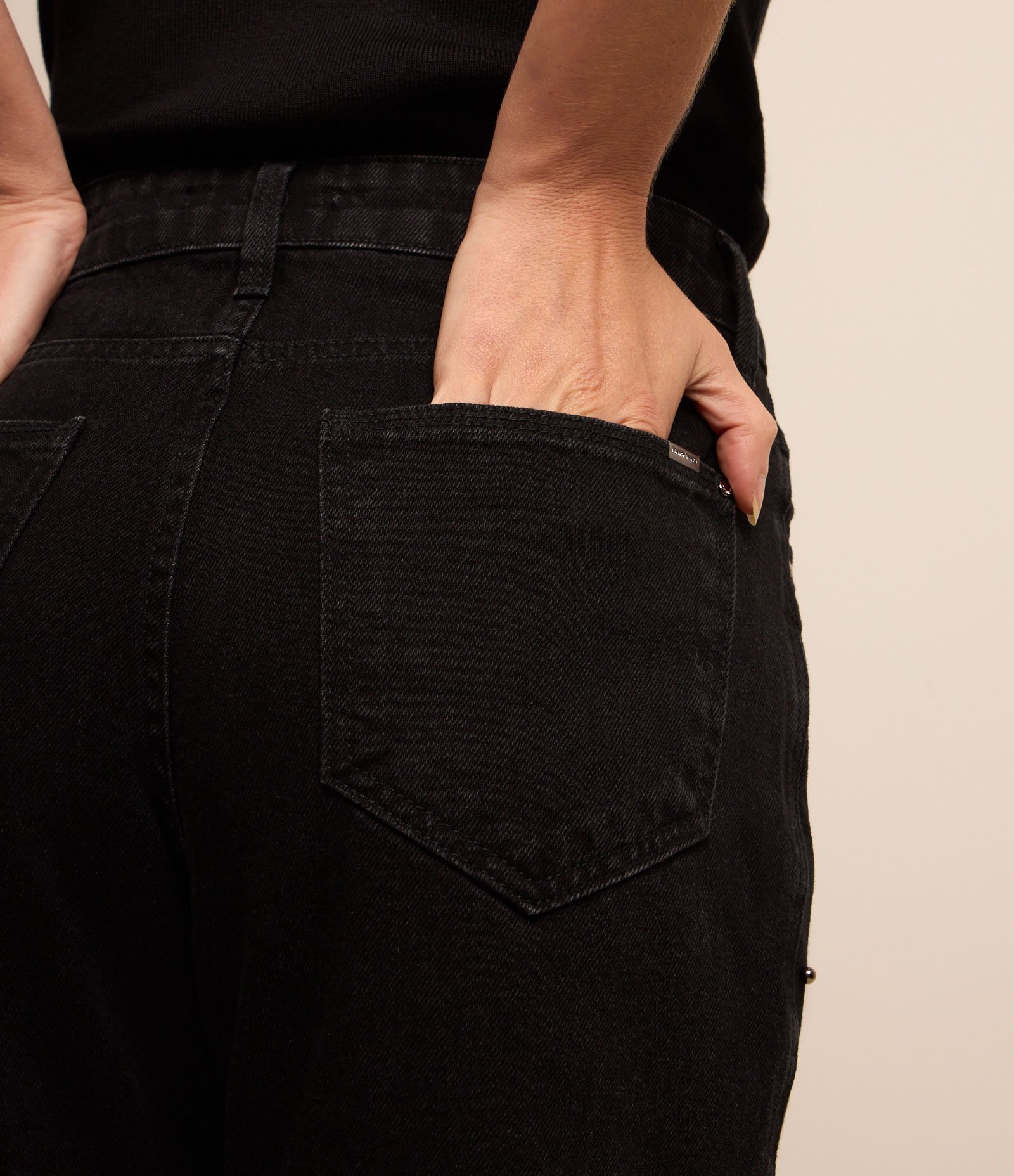 Calça Mom Comfort com Brilhos Bordados Preto 4