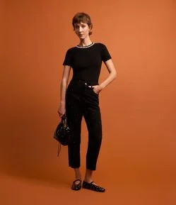 Calça Mom Comfort com Brilhos Bordados