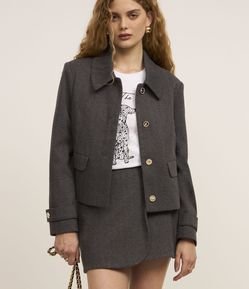 Casaqueto em Tweed com Textura e Botões Contrastantes