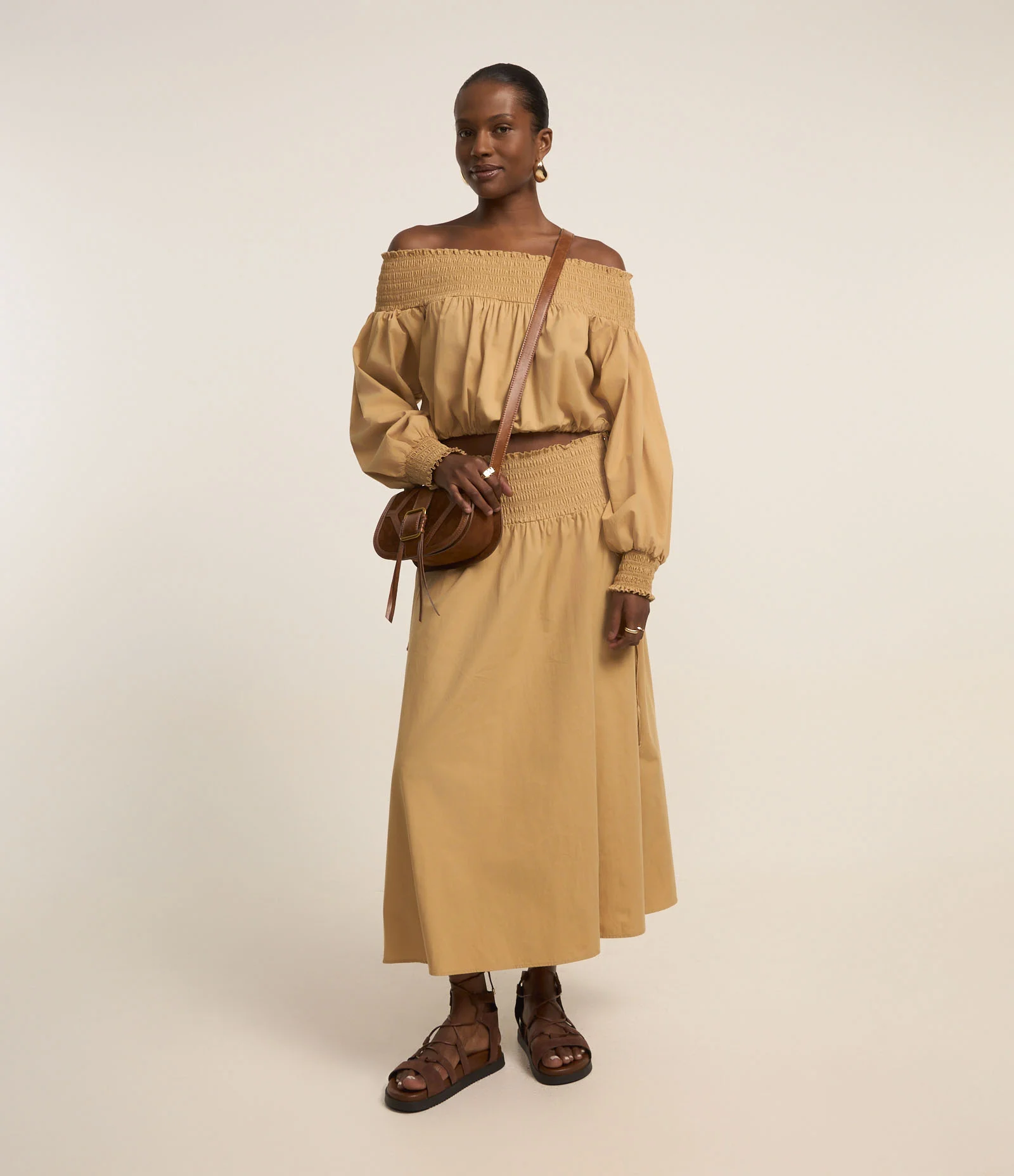 Blusa em Tricoline Ombro a Ombro com Lastex no Decote Caramelo 2