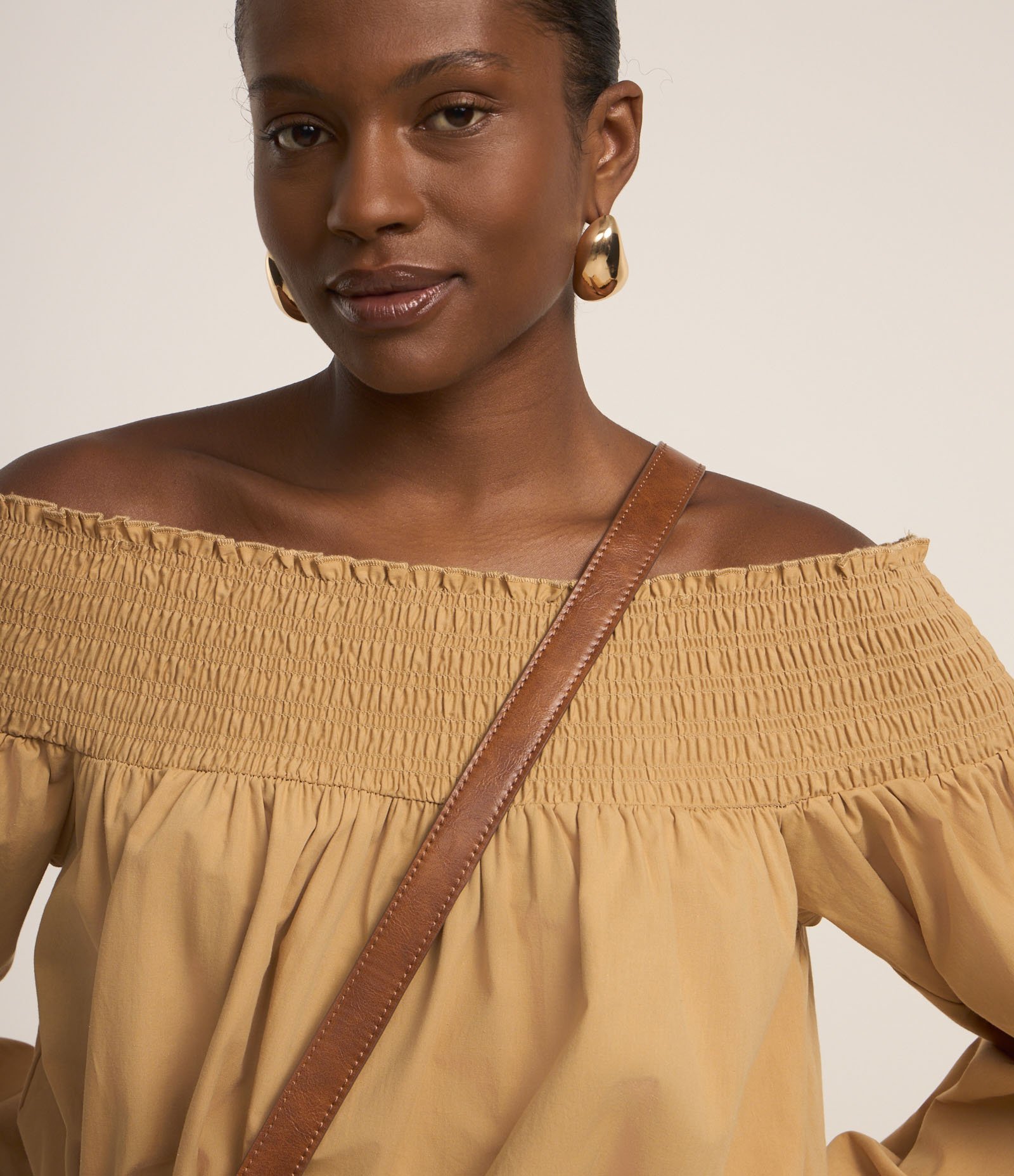 Blusa em Tricoline Ombro a Ombro com Lastex no Decote Caramelo 3