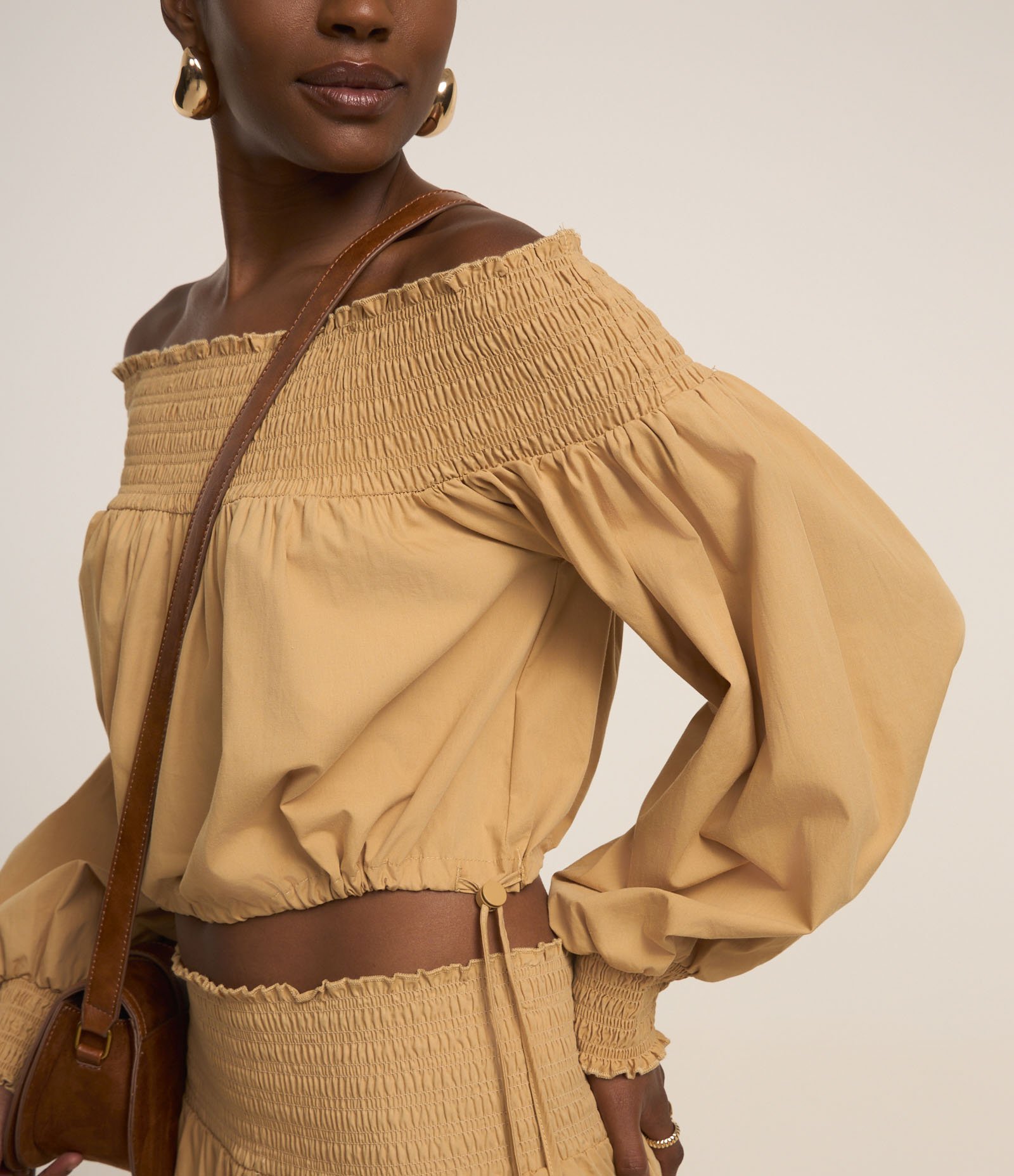 Blusa em Tricoline Ombro a Ombro com Lastex no Decote Caramelo 4