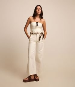 Calça Wide Leg em Sarja com Bordado Floral na Perna