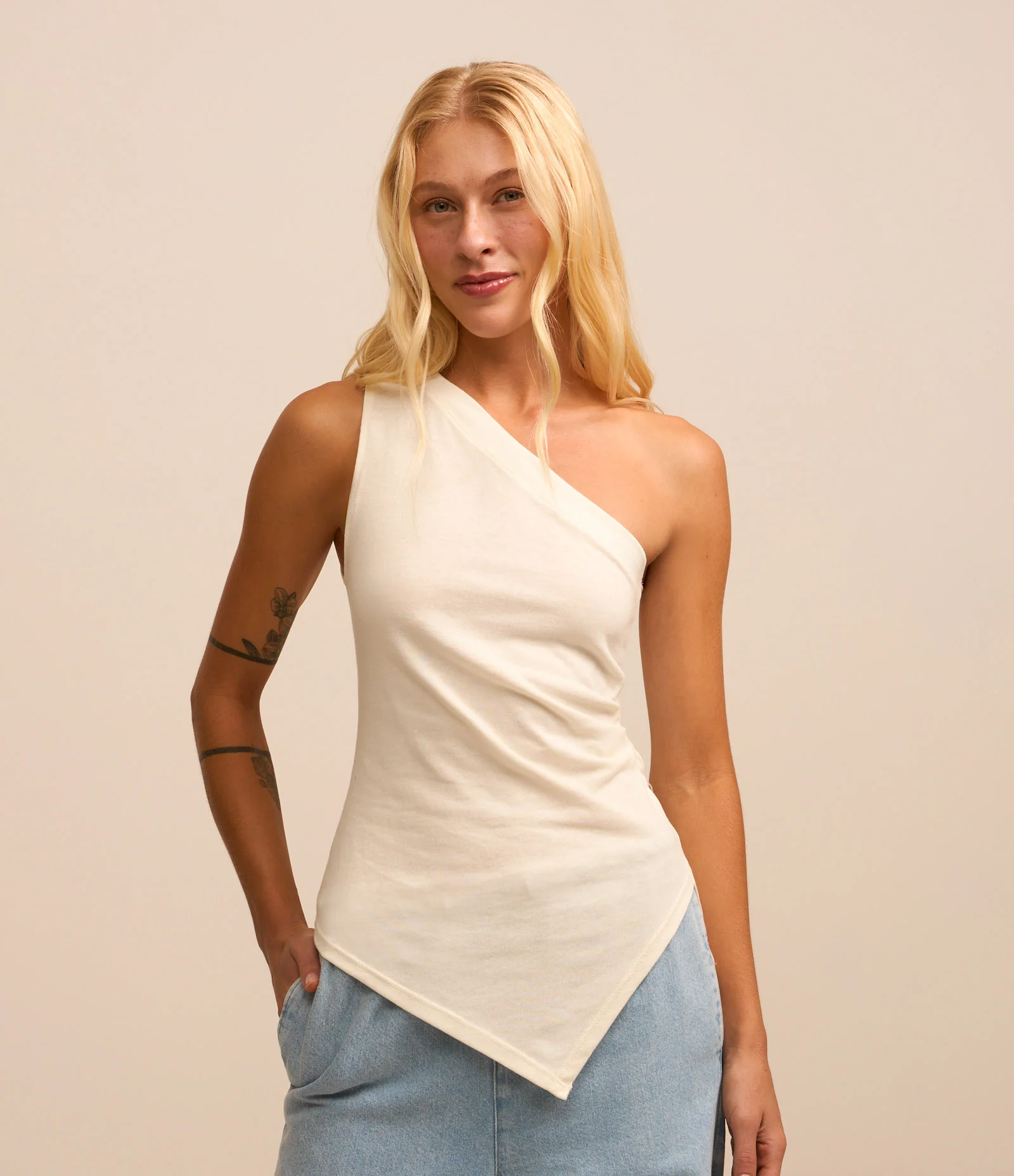 Blusa com Um Ombro Só e Pregas Laterais Branco 1